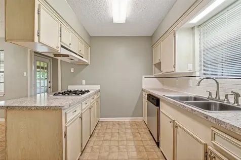 210 Woodhaven Street Highlands TX 77562