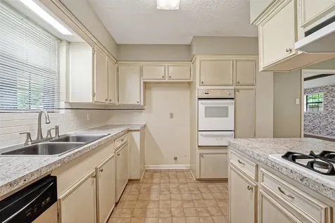 210 Woodhaven Street Highlands TX 77562