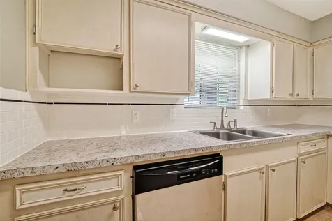 210 Woodhaven Street Highlands TX 77562
