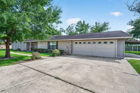 210 Woodhaven Street Highlands TX 77562
