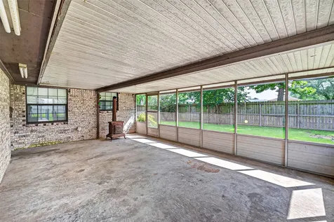 210 Woodhaven Street Highlands TX 77562