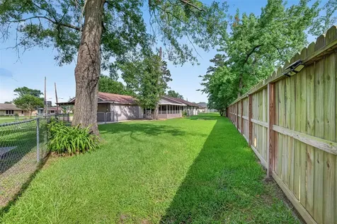 210 Woodhaven Street Highlands TX 77562