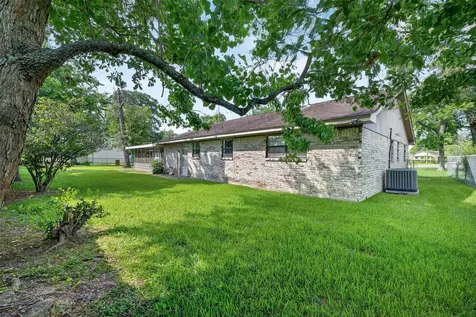 210 Woodhaven Street Highlands TX 77562