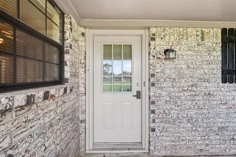 210 Woodhaven Street Highlands TX 77562