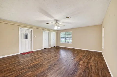 210 Woodhaven Street Highlands TX 77562