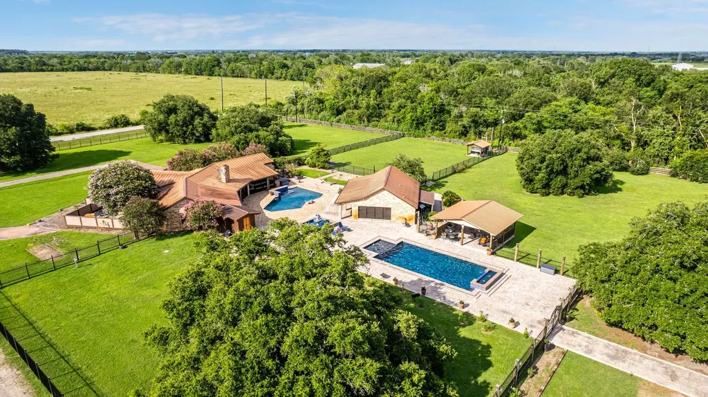 1226 County Road 45 Angleton TX 77515