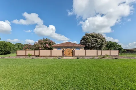 1226 County Road 45 Angleton TX 77515