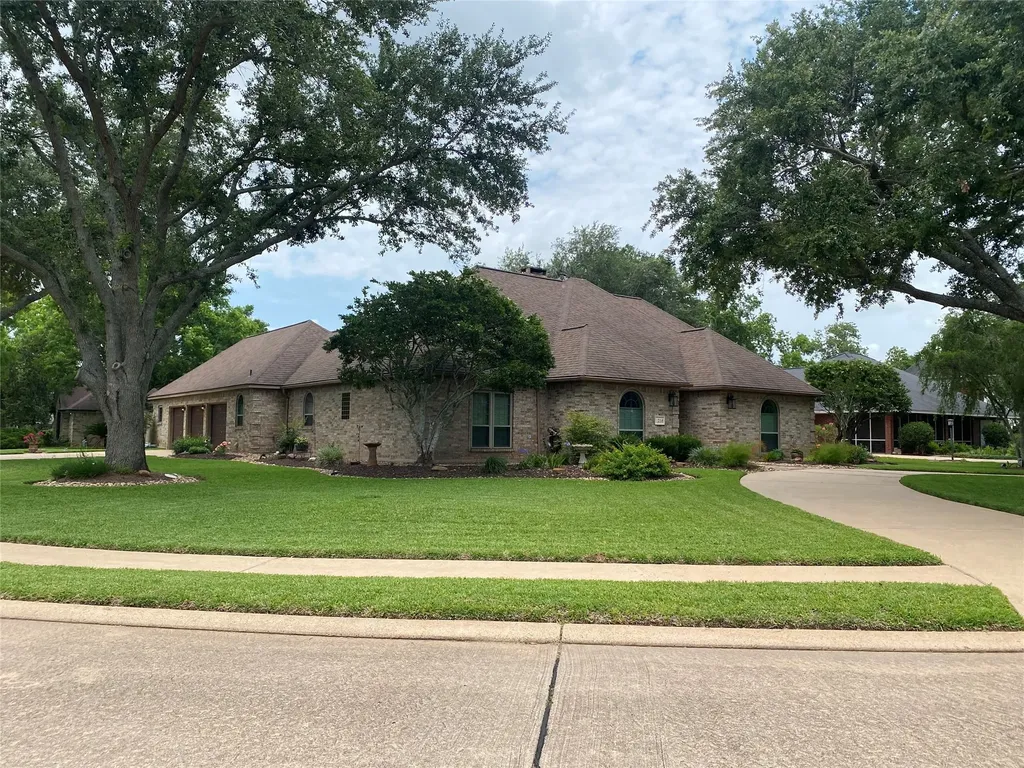 216 Dewberry Drive Lake Jackson TX 77566