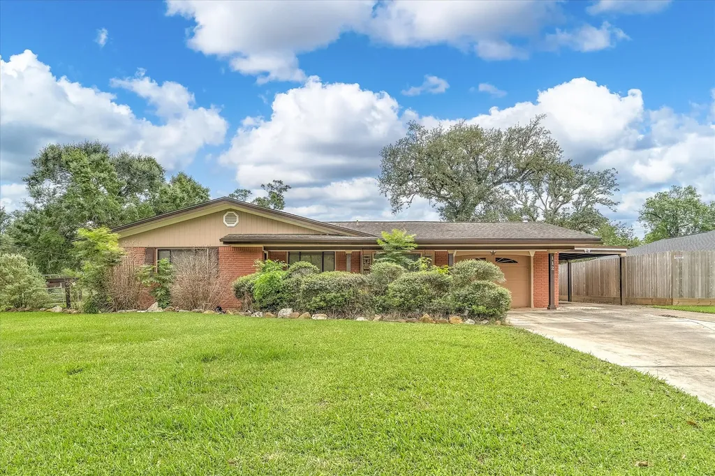 112 Persimmon Lane Lake Jackson TX 77566