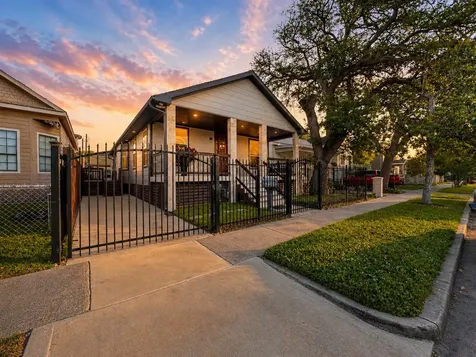 3715 Avenue O 1/2 Galveston TX 77550