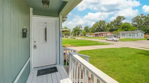 127 Huisache Street Lake Jackson TX 77566