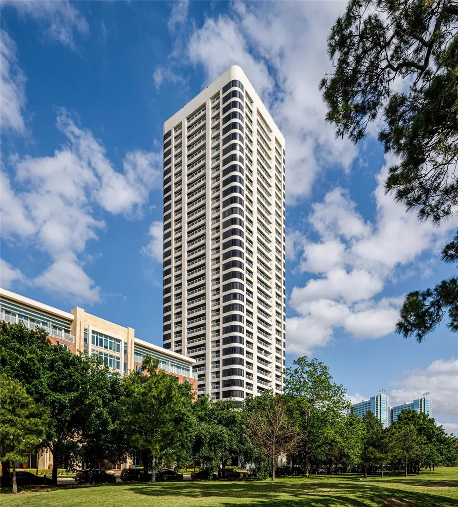 1701 Hermann Drive 21f Houston TX 77004