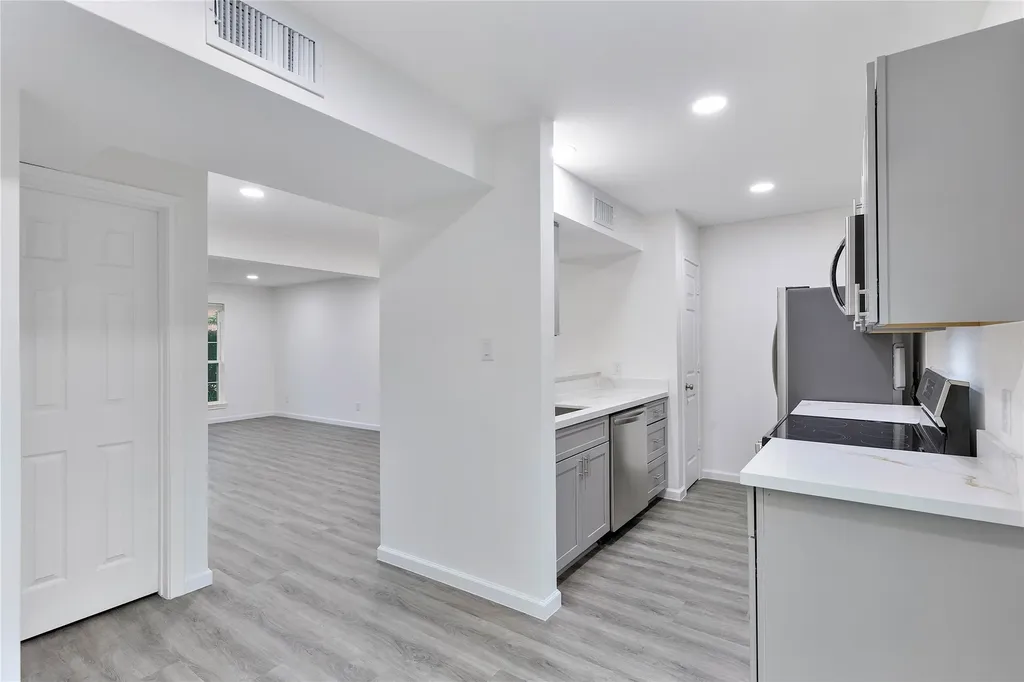 6111 Beverly Hill Street 32 Houston TX 77057