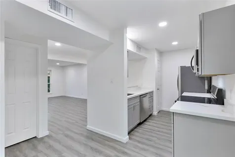 6111 Beverly Hill Street 32 Houston TX 77057