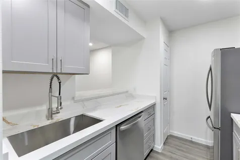 6111 Beverly Hill Street 32 Houston TX 77057