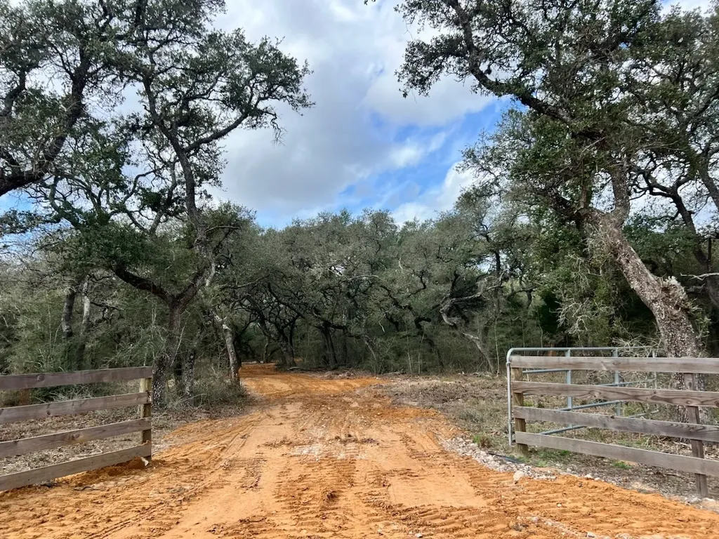 270 Cr 120 Hallettsville TX 77964