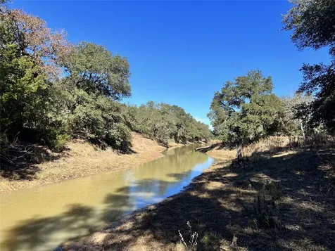 270 Cr 120 Hallettsville TX 77964
