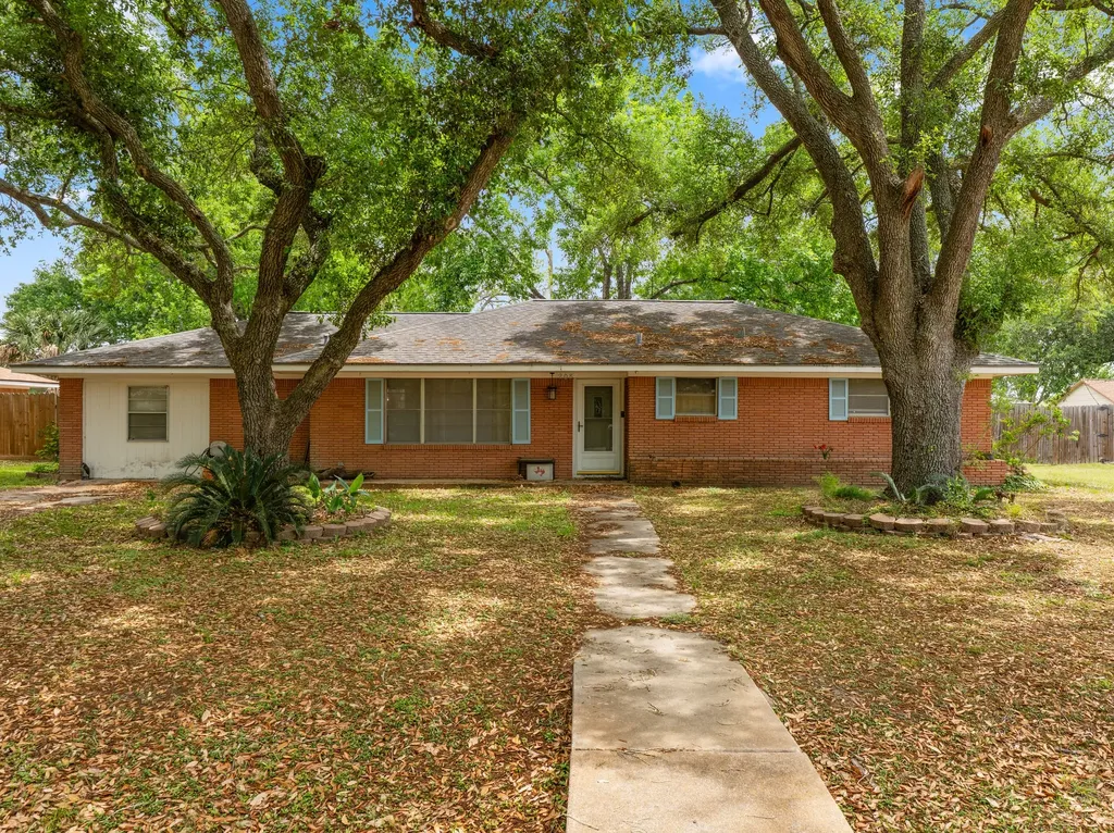 208 Lindsey Avenue Bay City TX 77414
