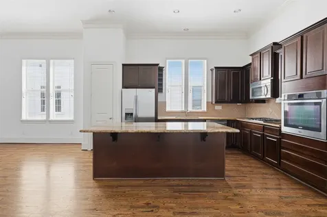 2027 Fannin Station Houston TX 77045