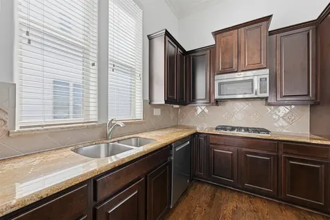 2027 Fannin Station Houston TX 77045