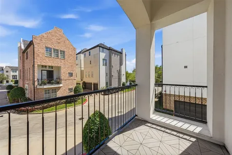 2027 Fannin Station Houston TX 77045
