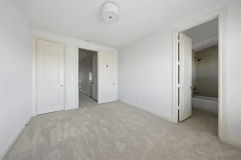 2027 Fannin Station Houston TX 77045