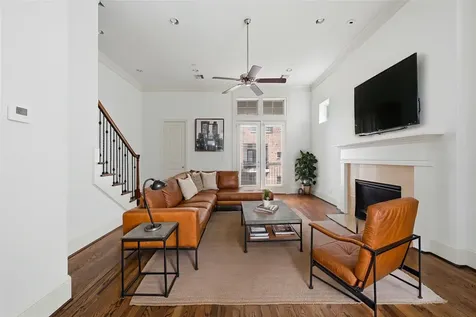 2027 Fannin Station Houston TX 77045