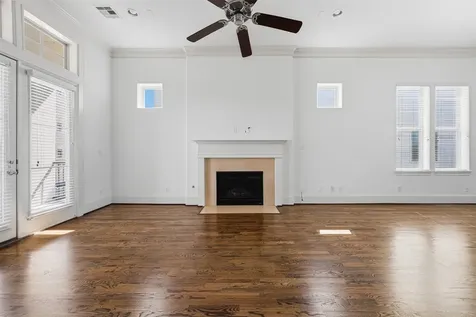 2027 Fannin Station Houston TX 77045