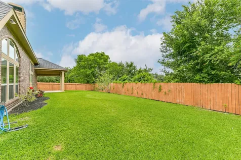 4039 N Creekmont Drive Fresno TX 77545