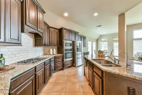 4039 N Creekmont Drive Fresno TX 77545