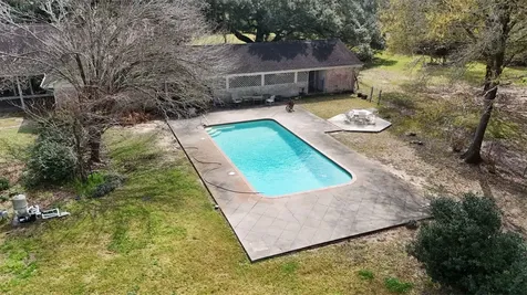 2401 Flora/cr 422 Road Alvin TX 77511