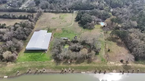 2401 Flora/cr 422 Road Alvin TX 77511