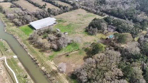 2401 Flora/cr 422 Road Alvin TX 77511