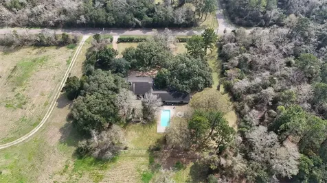 2401 Flora/cr 422 Road Alvin TX 77511