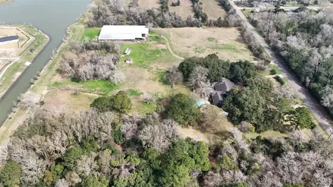 2401 Flora/cr 422 Road Alvin TX 77511