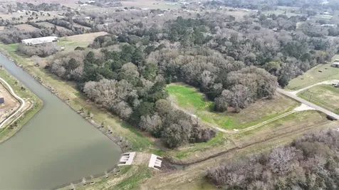 2401 Flora/cr 422 Road Alvin TX 77511