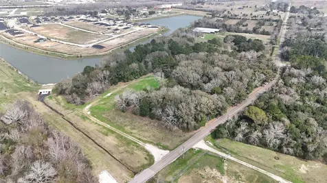 2401 Flora/cr 422 Road Alvin TX 77511