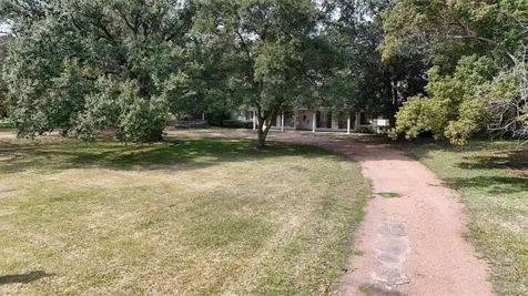 2401 Flora/cr 422 Road Alvin TX 77511