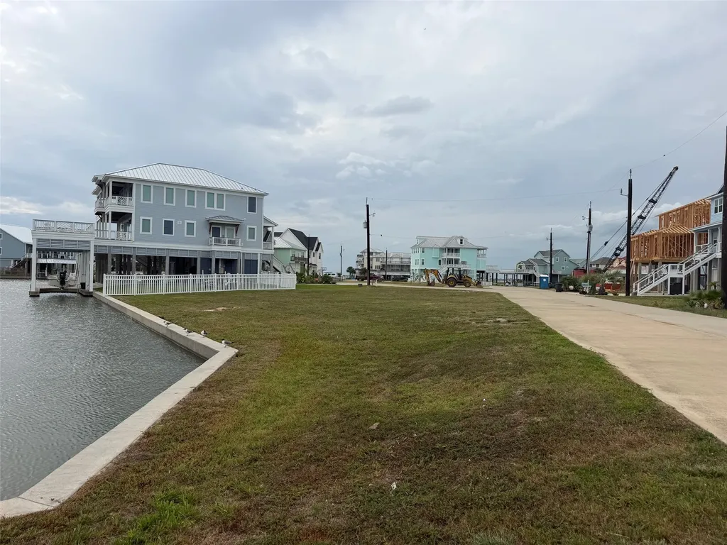 411 Neptune Circle Tiki Island TX 77554