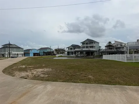 411 Neptune Circle Tiki Island TX 77554
