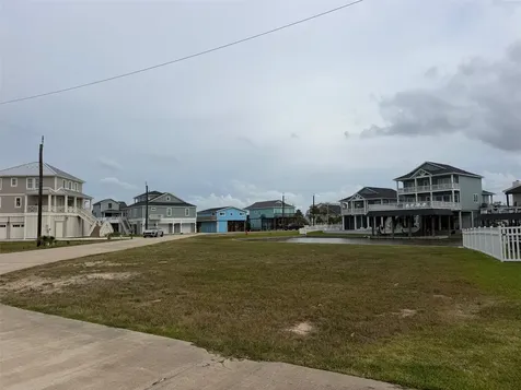 411 Neptune Circle Tiki Island TX 77554