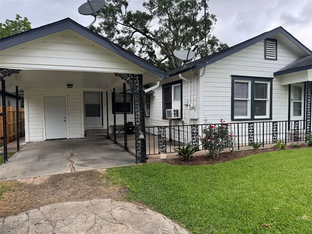 1614 W Sidnor Street Alvin TX 77511