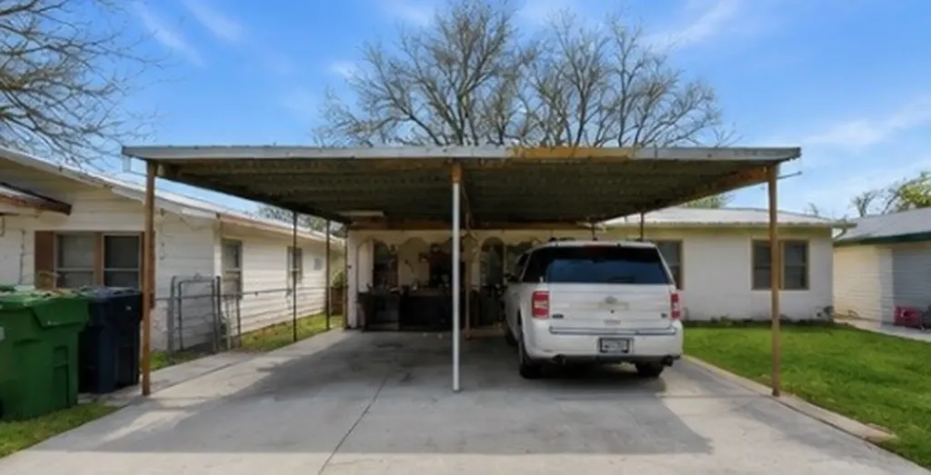 513 Scott Street Tye TX 79563