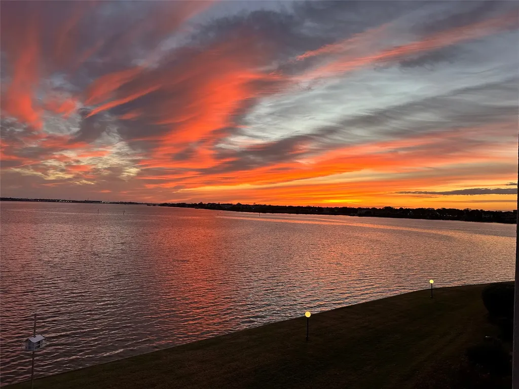 351 Lakeside Lane 201 Nassau Bay TX 77058