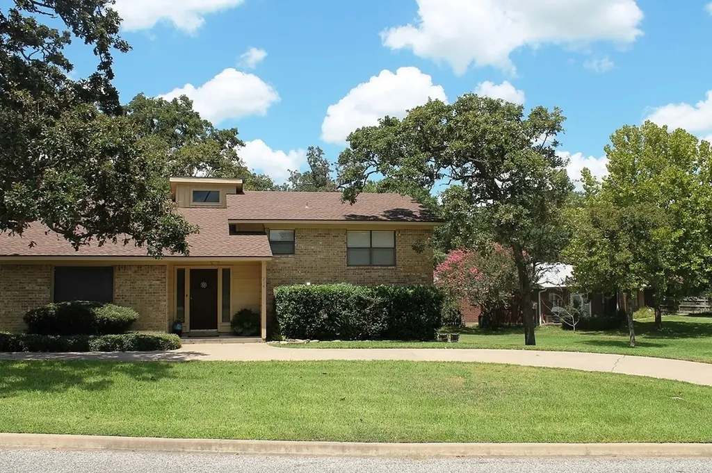 214 Briarwood Drive Bellville TX 77418