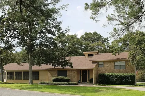 214 Briarwood Drive Bellville TX 77418
