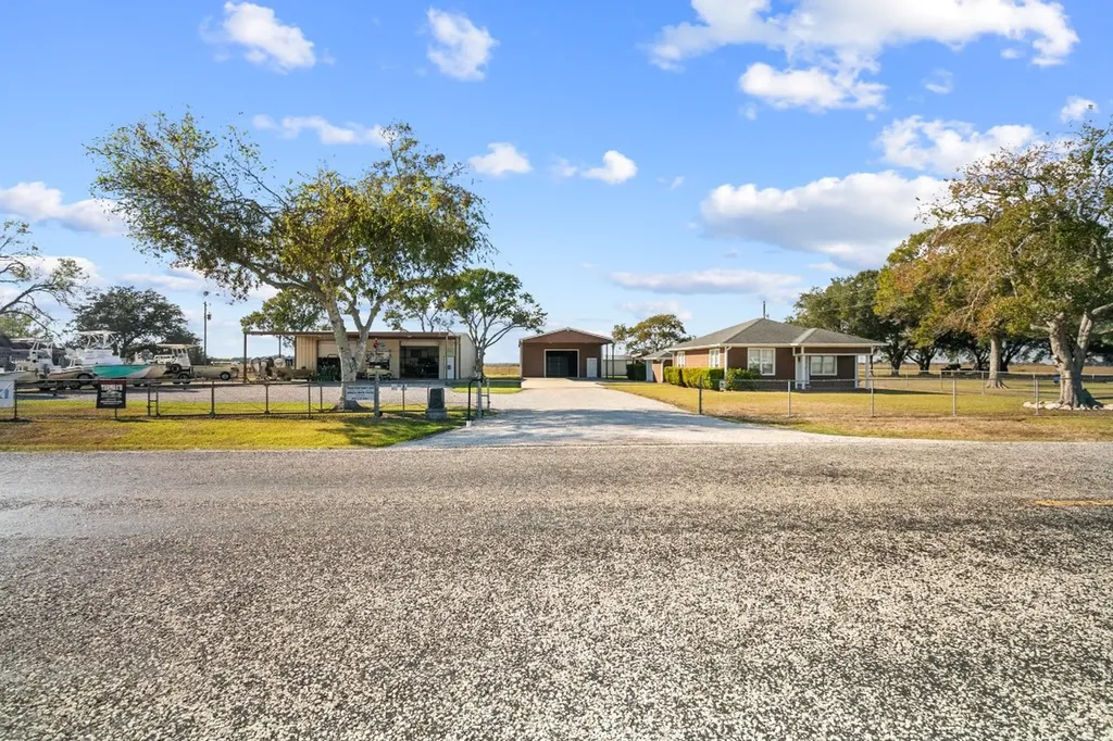 1112 S Fm 441 Road Louise TX 77455