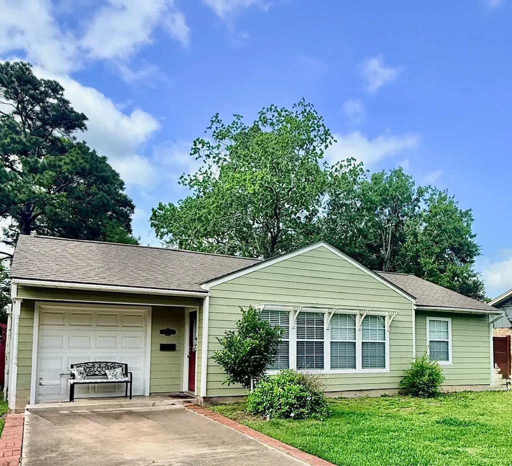 1017 E Miller Street Angleton TX 77515