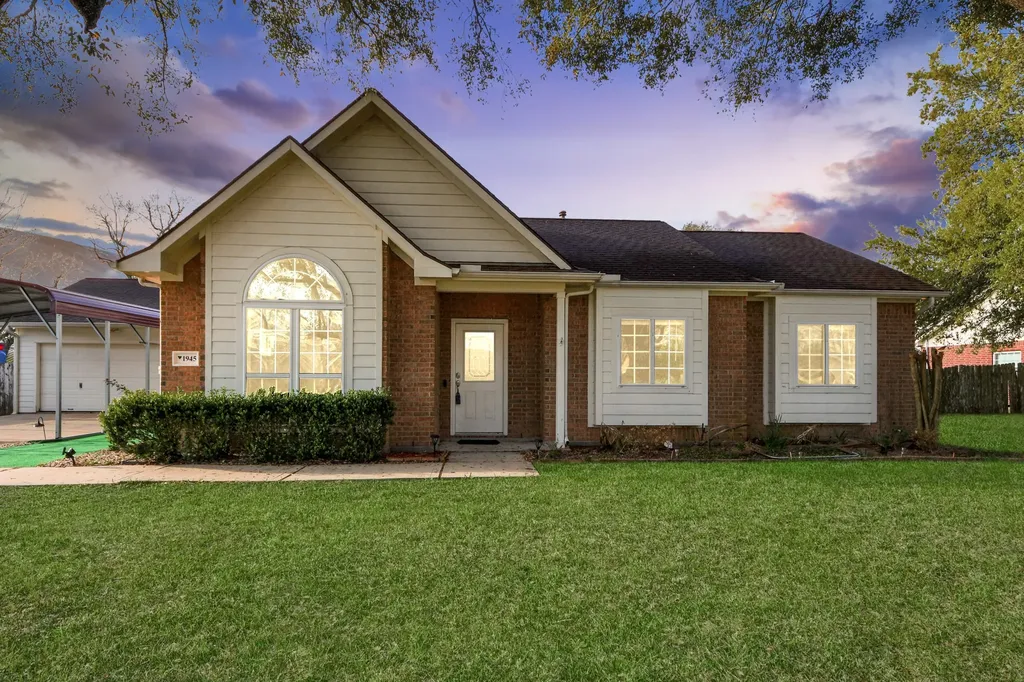 1945 Dorothy Lane Sealy TX 77474