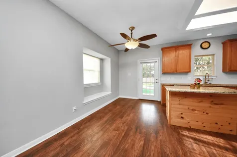1945 Dorothy Lane Sealy TX 77474